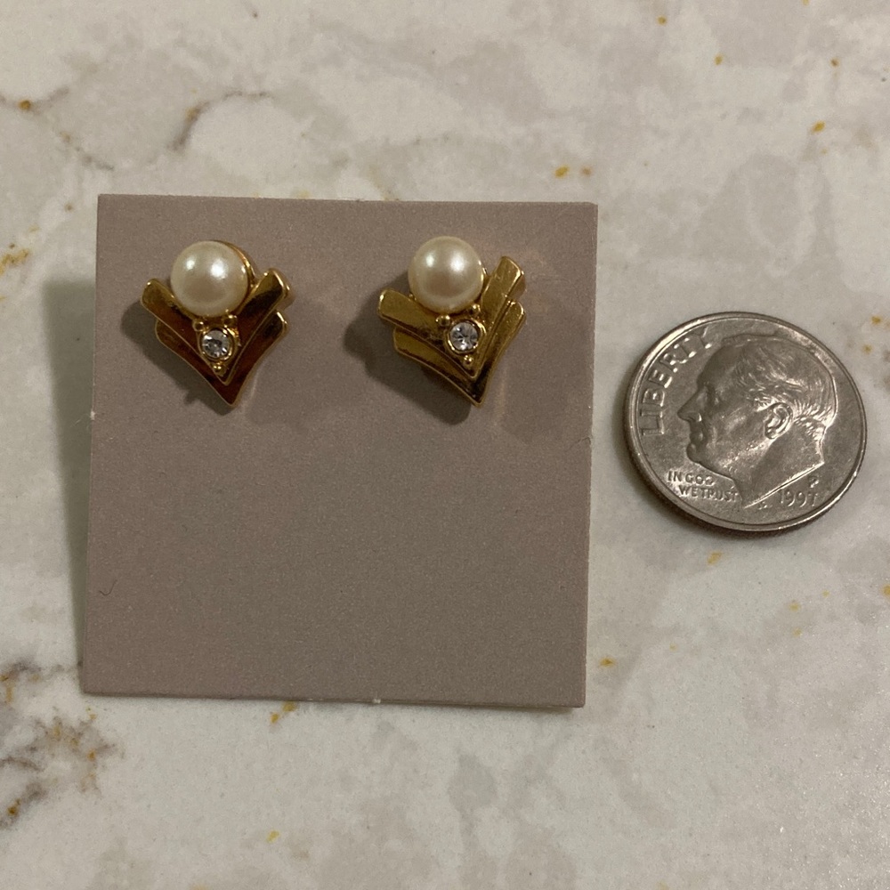 Avon Pearl, Rhinestone, Gold tone stud Earrings with box. Vintage - Picture 6 of 6